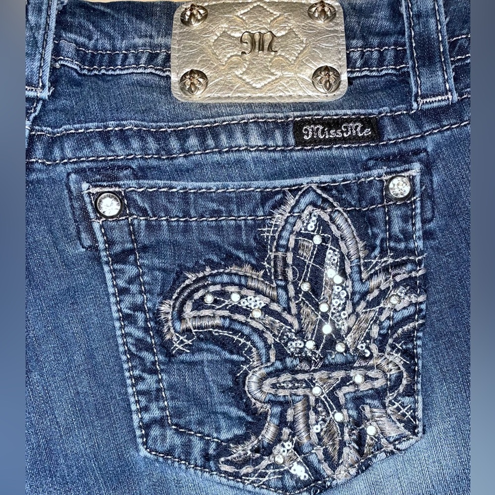 MISS ME Blue Silver Fleur De Lis Dark Wash Mid Rise Easy Boot 30 x 31